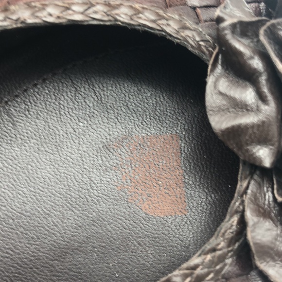 BCBG MAXAZARIA Flats. - Picture 12 of 12